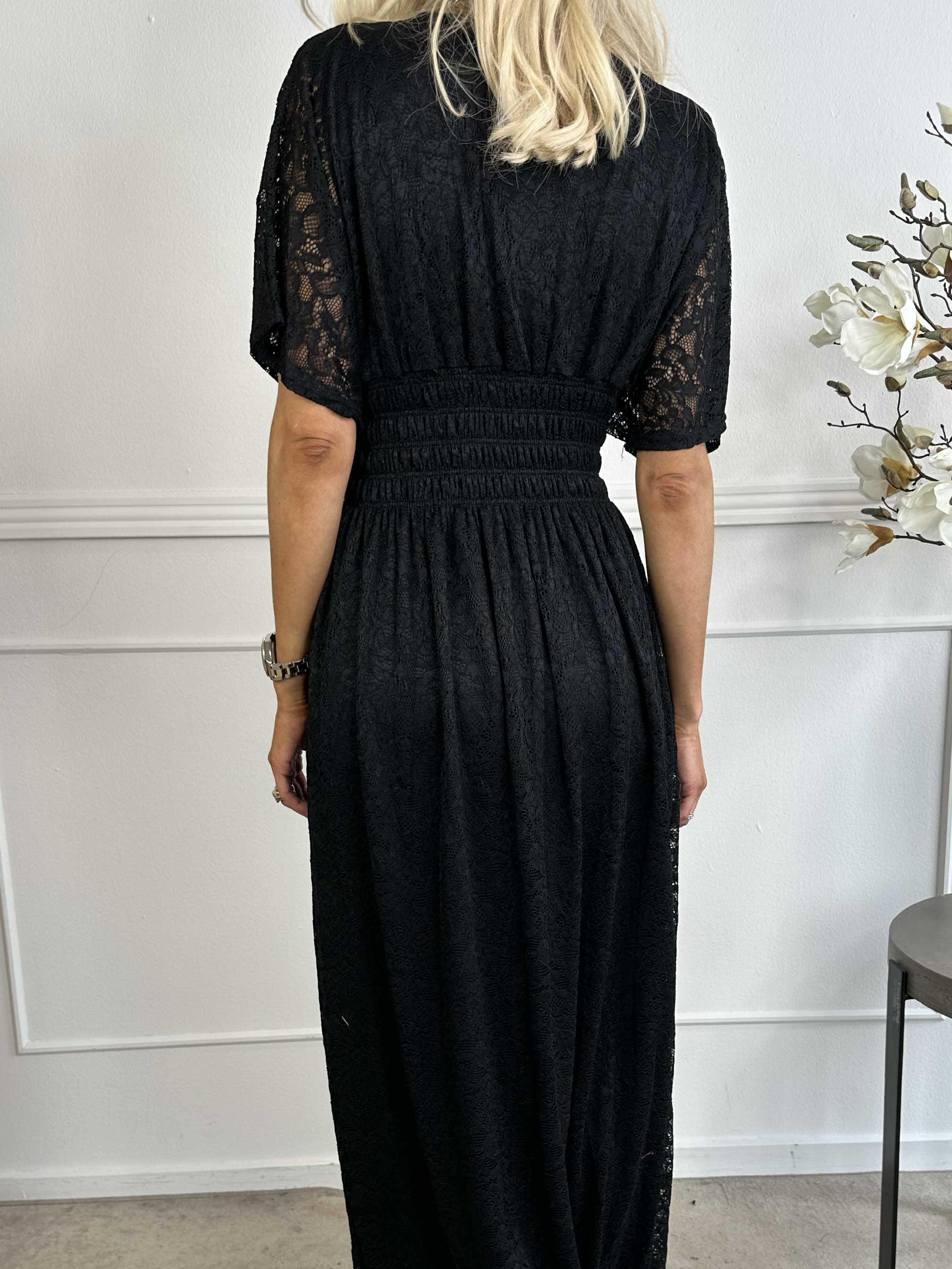 Pams Lace - Lang kjole i blonde med smock under brystet